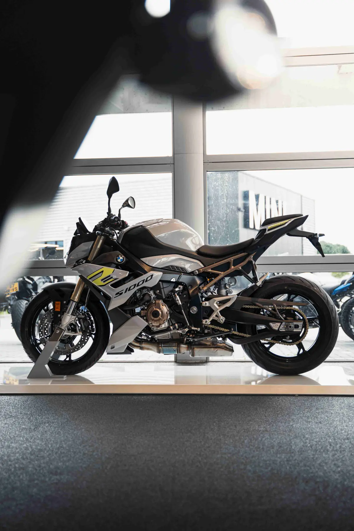 Het zijaanzicht van de BMW S 1000 R