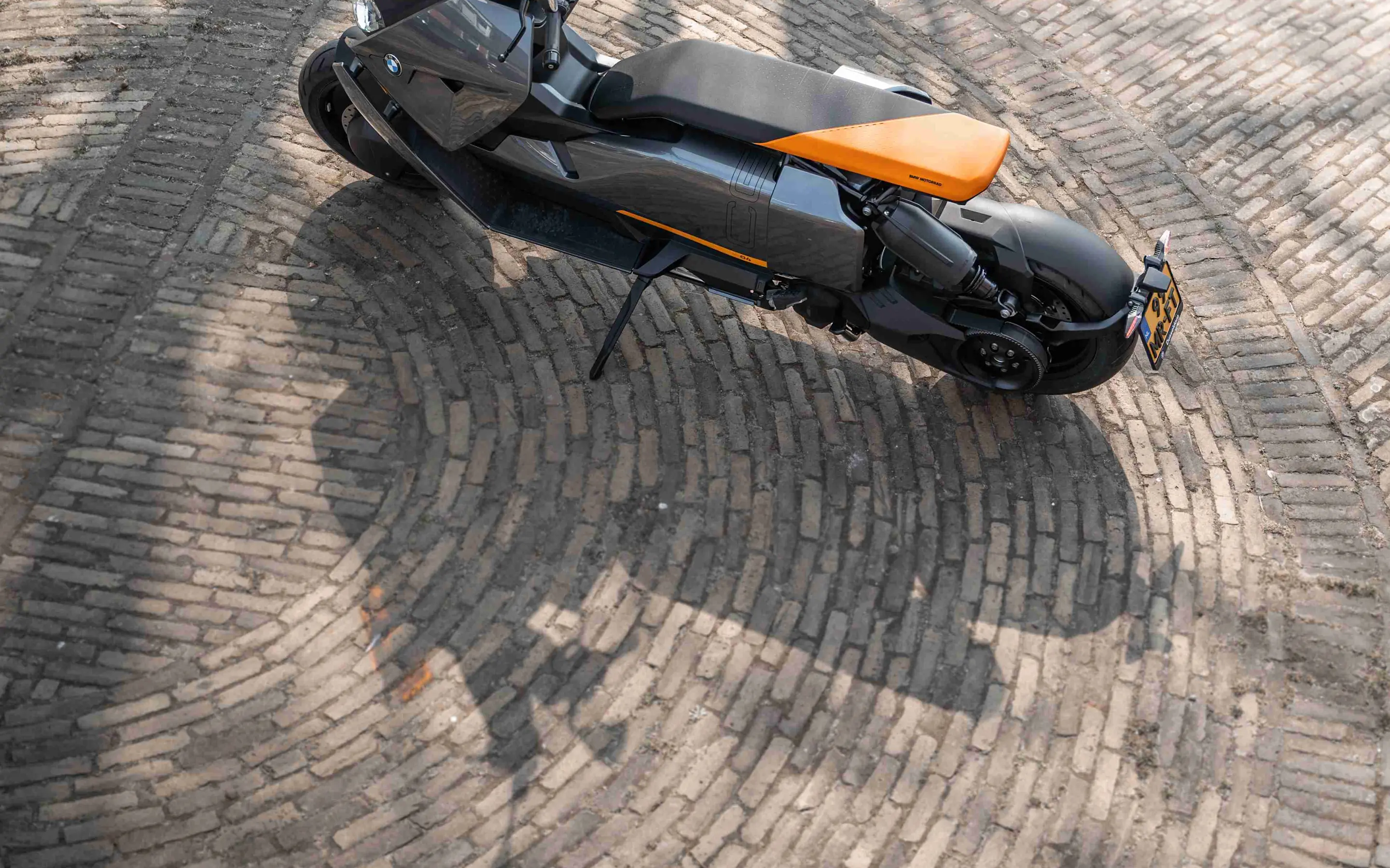 Bovenzijde BMW CE 04