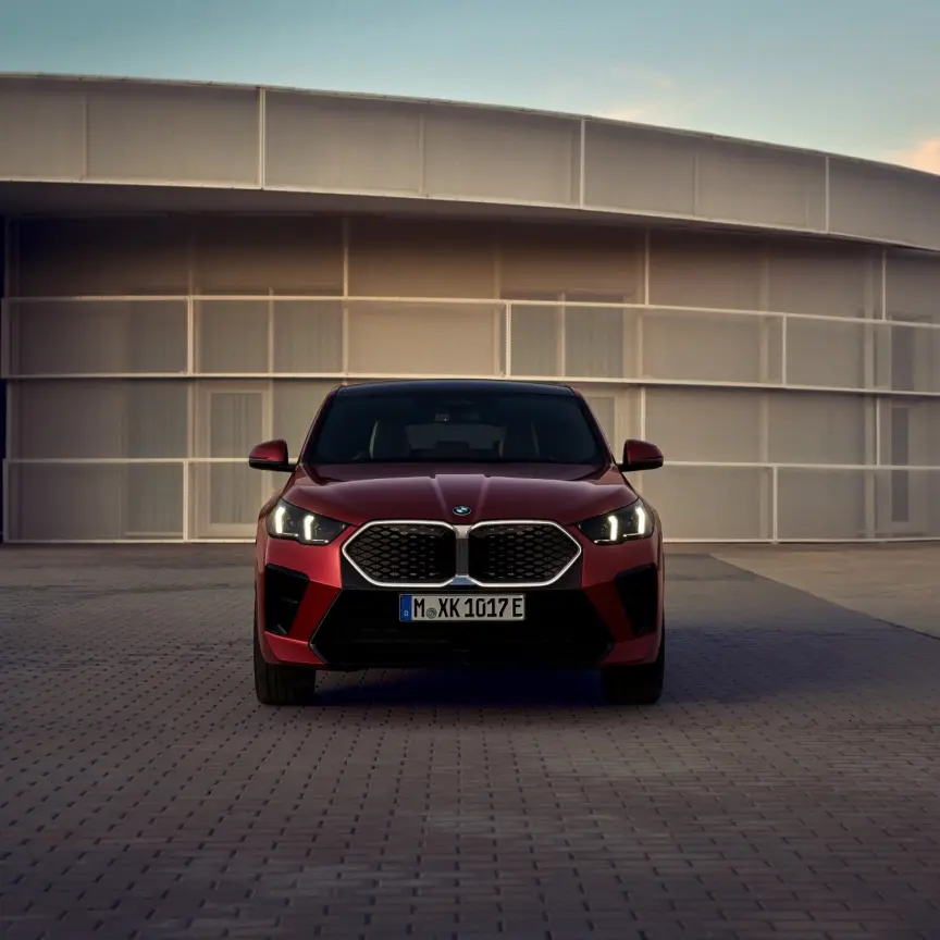 De voorkant van de nieuwe BMW iX2