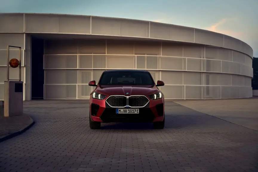 De voorkant van de nieuwe BMW iX2