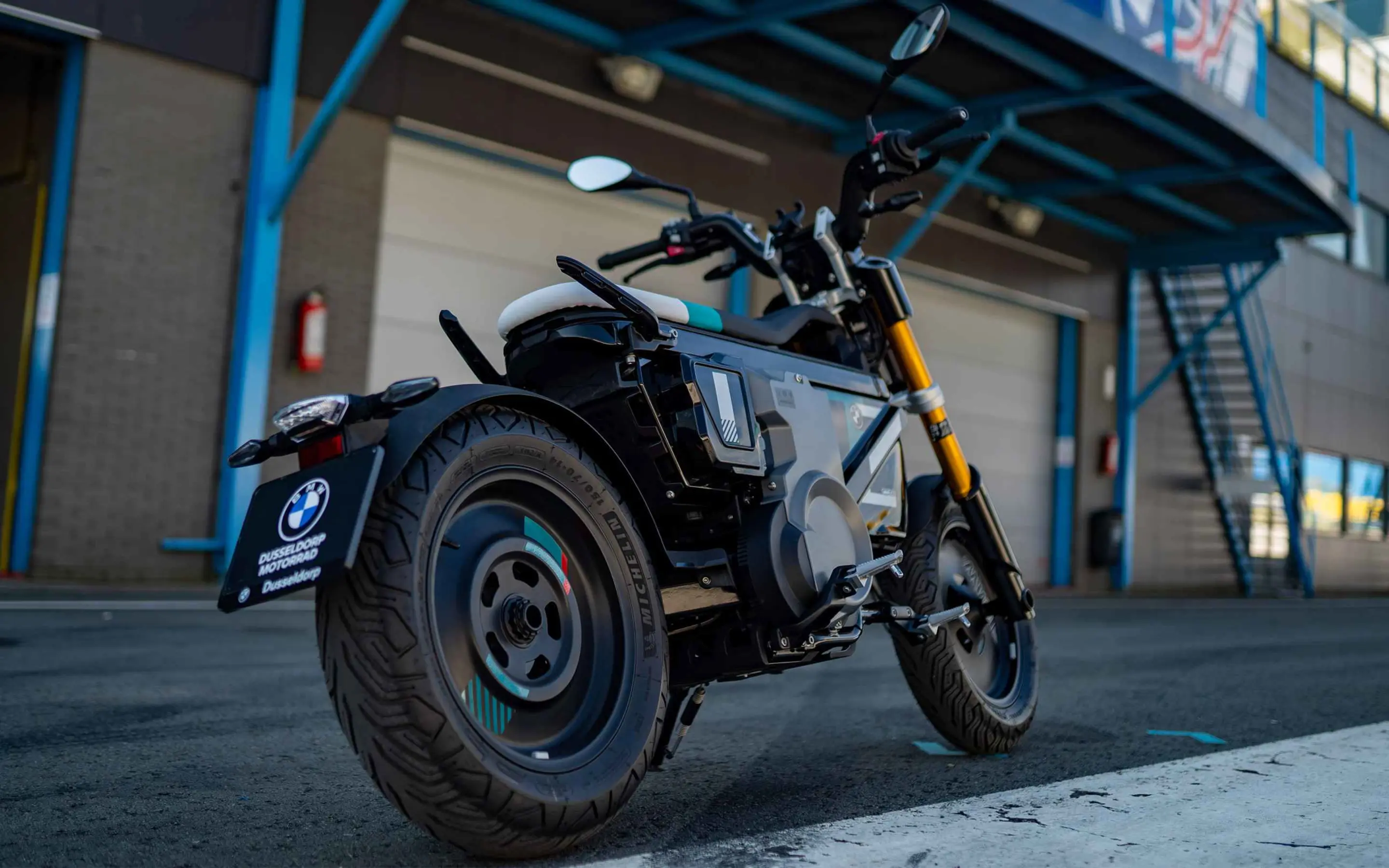 Dusseldorp Motorrad BMW CE 02 achterzijde