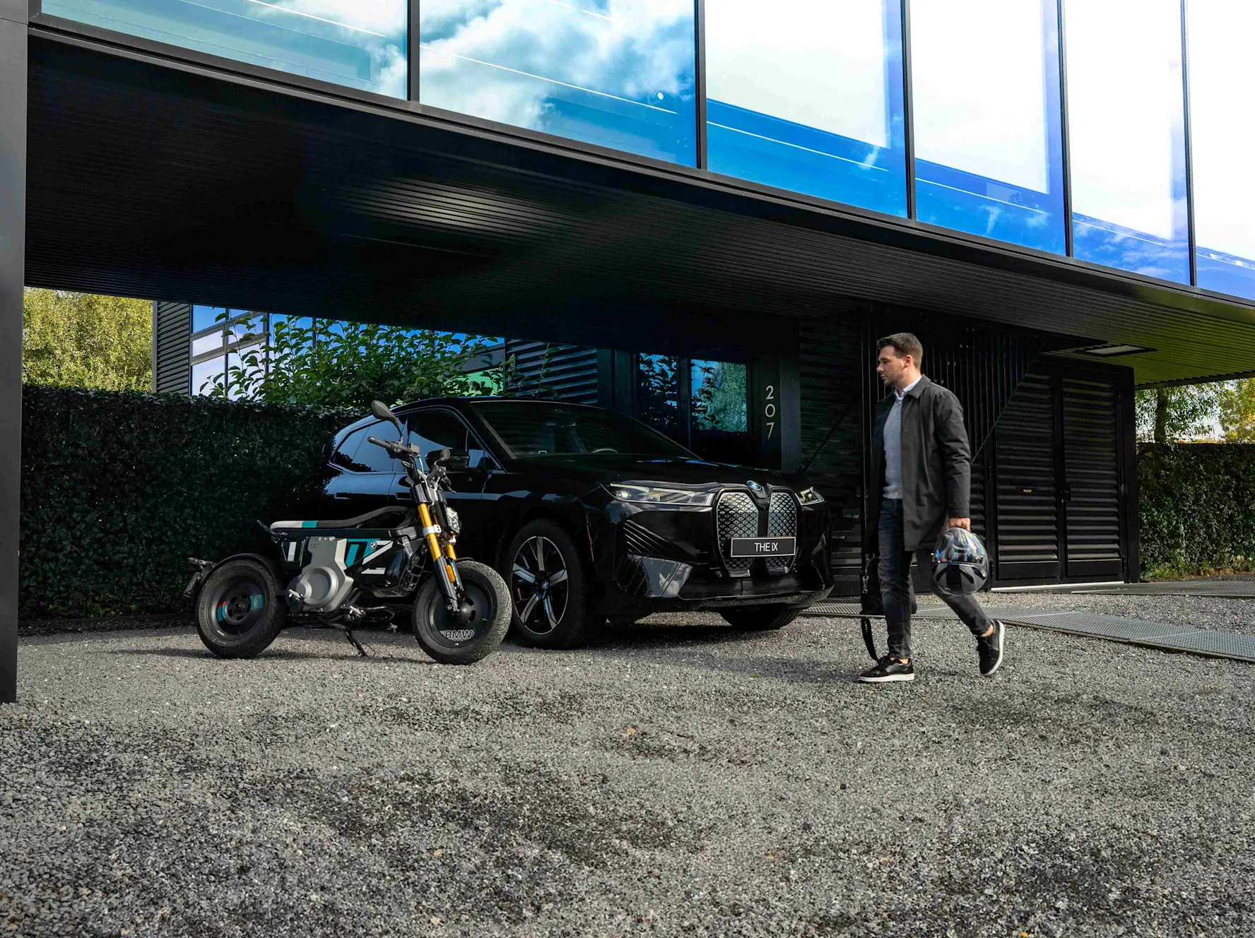 Kies de BMW iX en krijg de BMW CE 02 cadeau