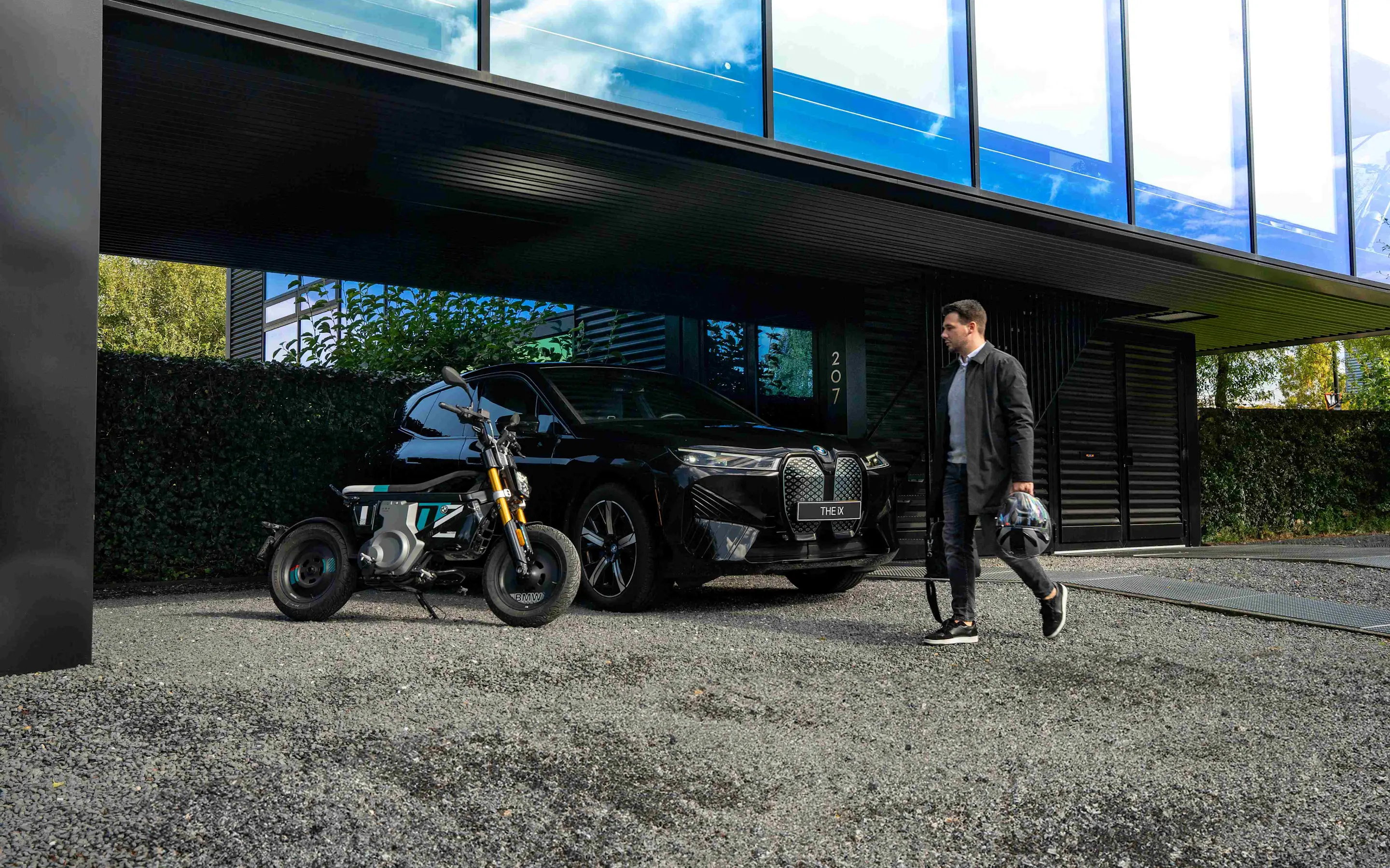 Kies de BMW iX en krijg de BMW CE 02 cadeau