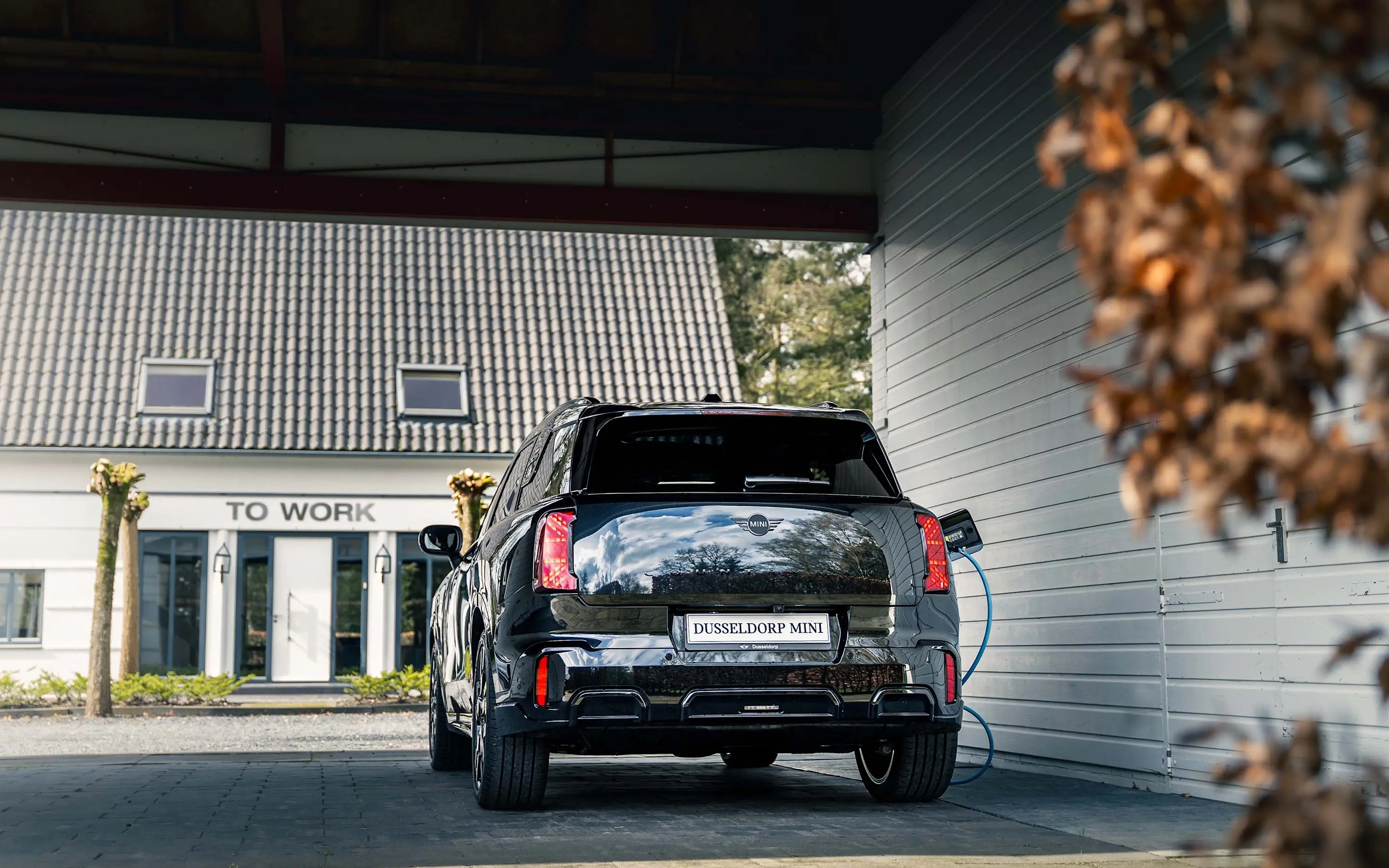 De achterzijde van de MINI Countryman E