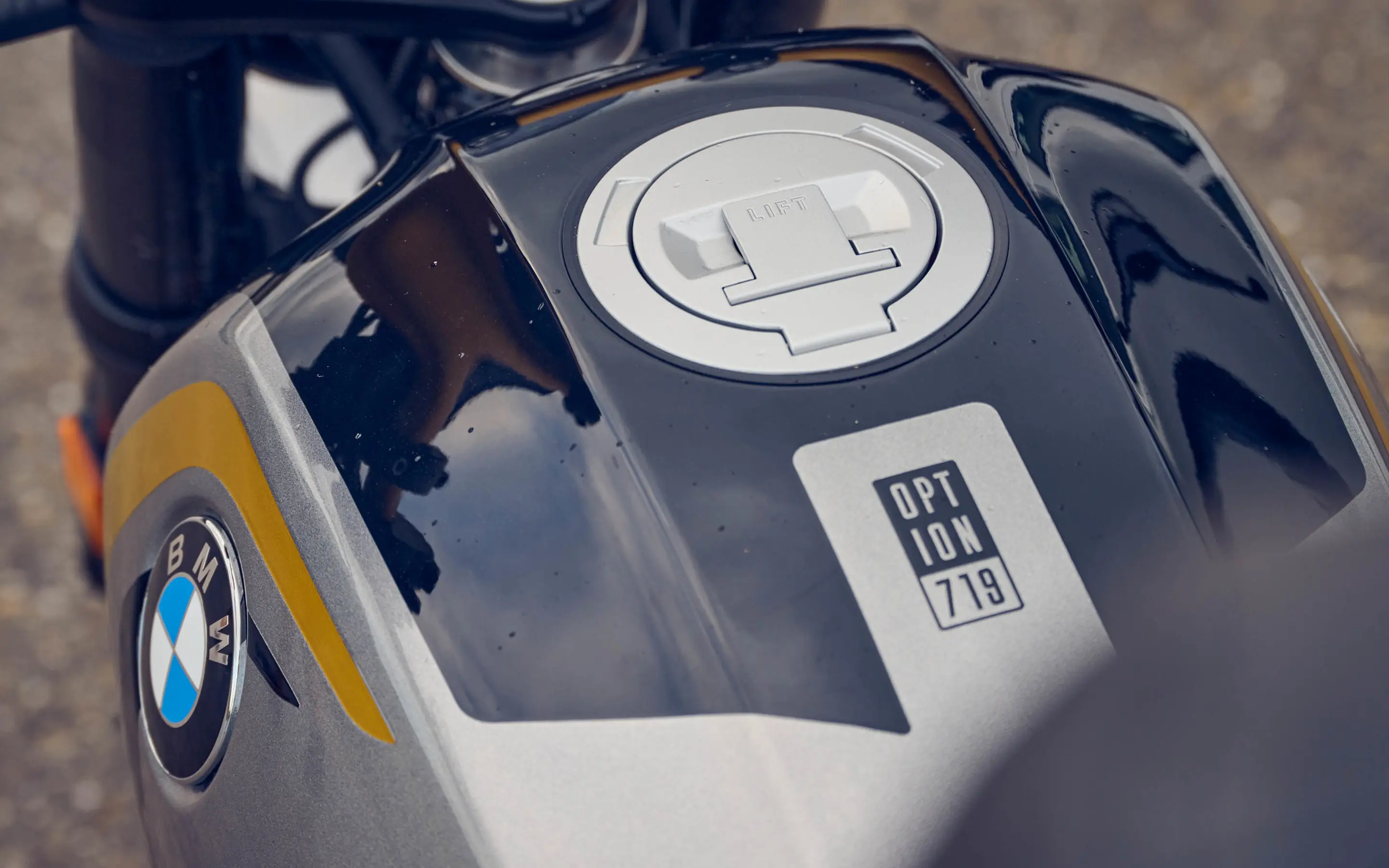 BMW R 12 - Het verchroomde frame-embleem