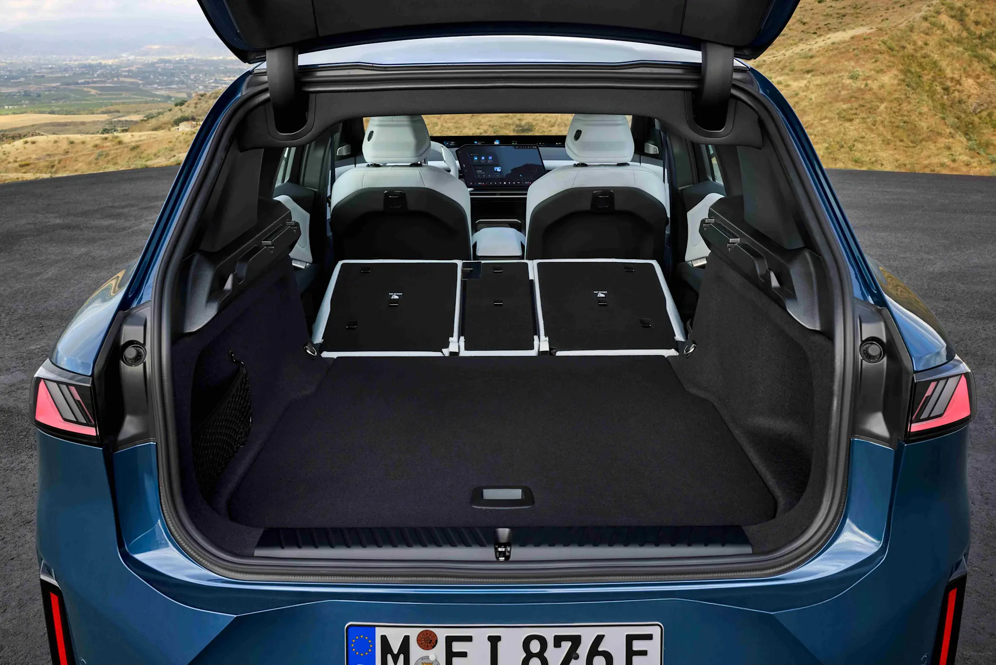 P90615673 highRes the-new-bmw-ix3-50-x 11zon