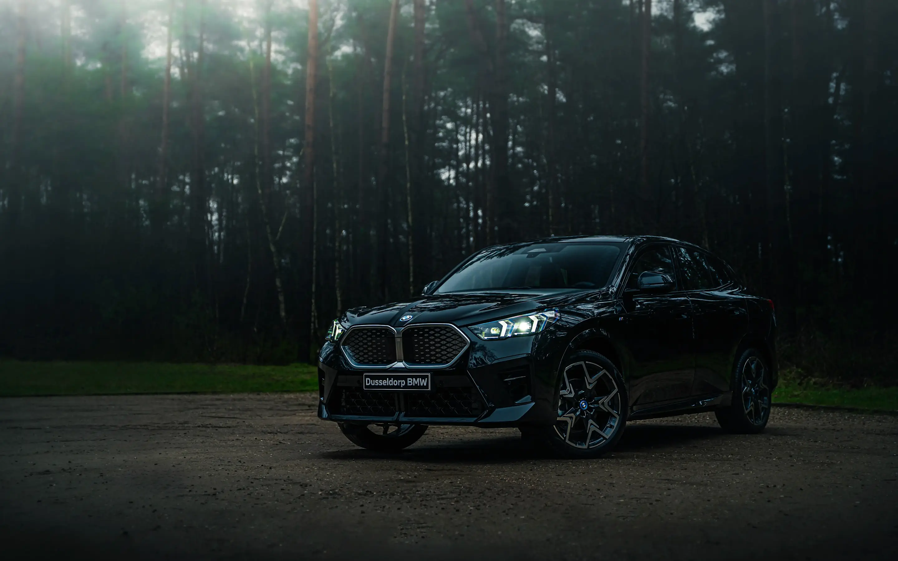 De voorzijde van de volledig elektrische BMW iX2