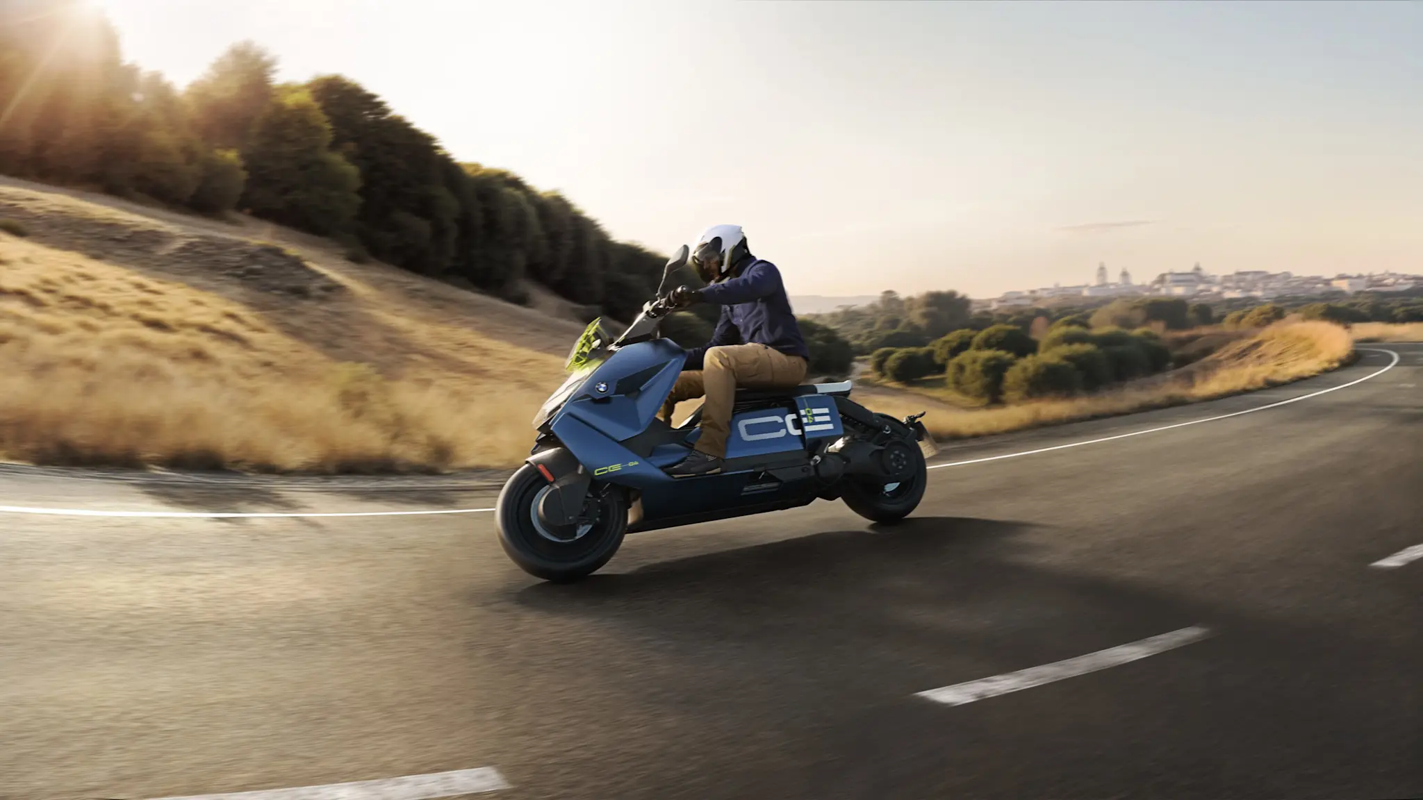 P90606332 highRes the-new-bmw-ce-04-07 11zon