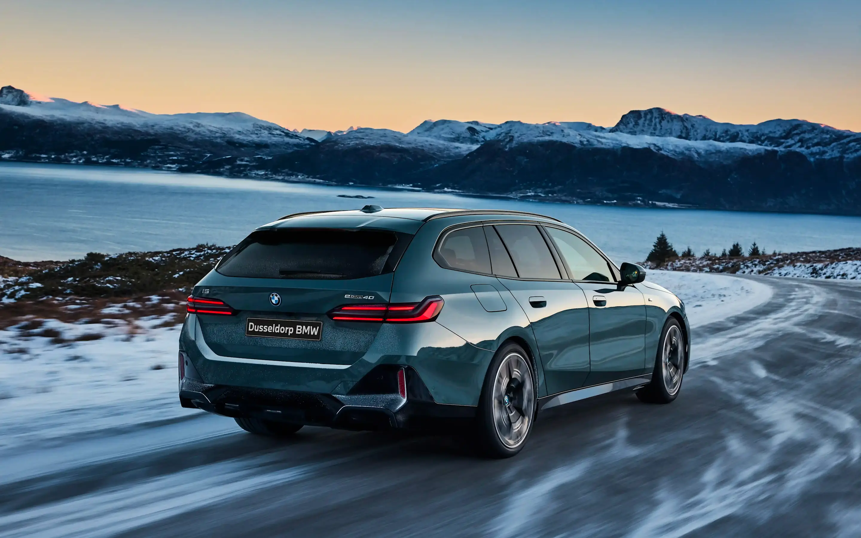 De achterzijde van de BMW i5 Touring