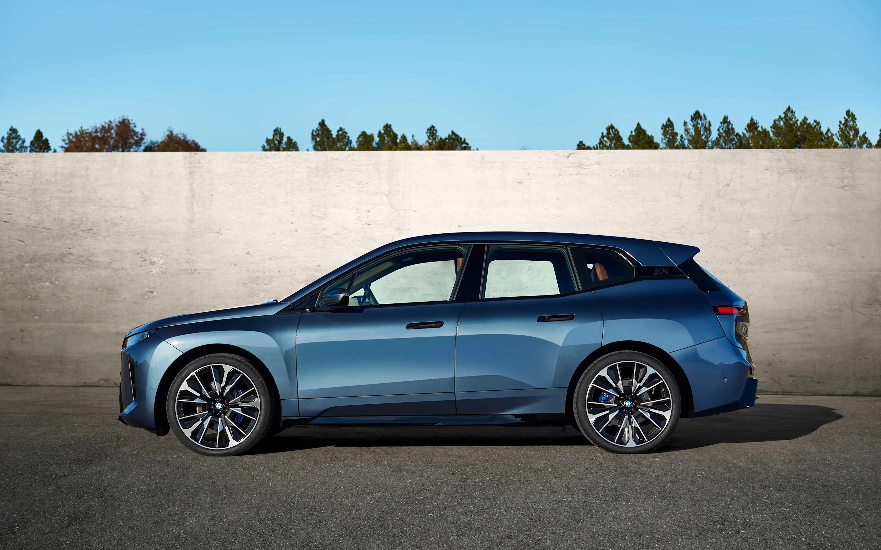 BMW - Mediapost - Nieuwe BMW iX - Media Gallerij - zijkant