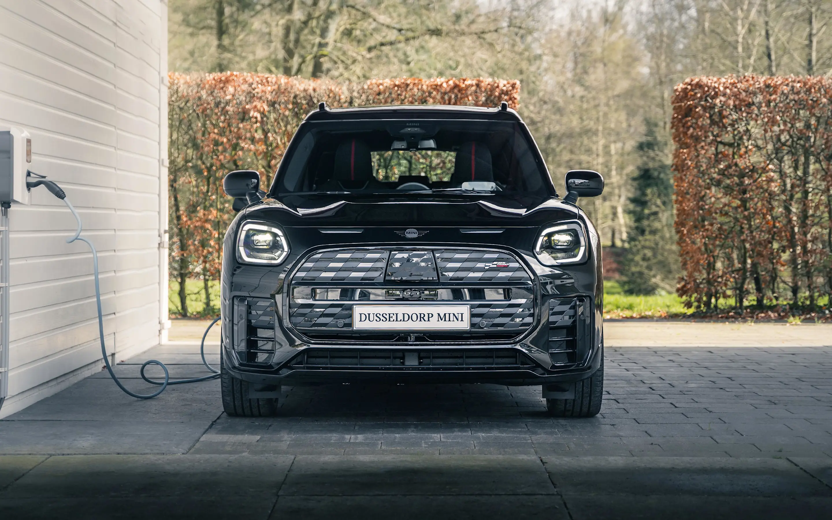 De voorzijde van de MINI Countryman E