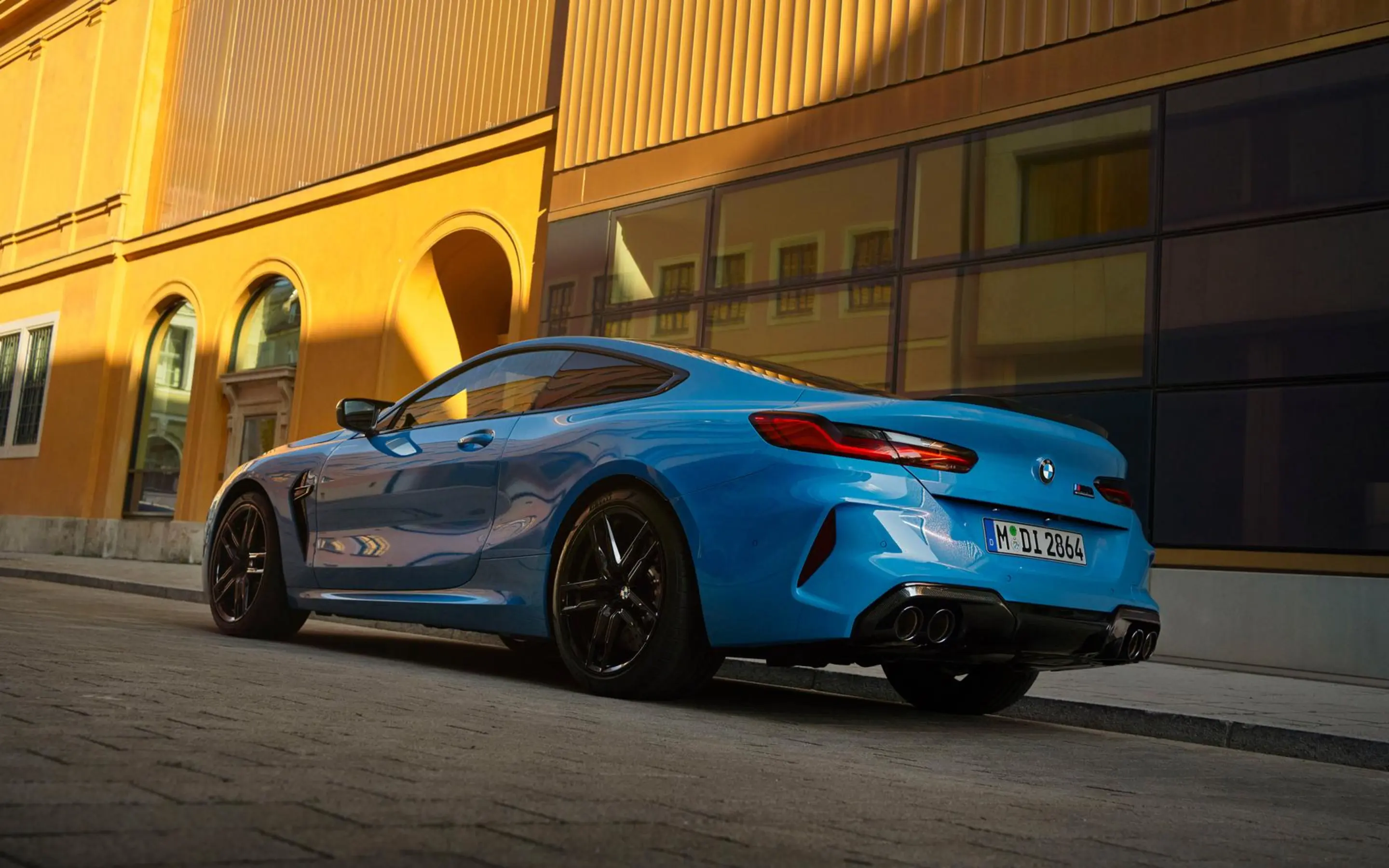 bmw_M8_Coupé_exterieur_dusseldorp_bmw