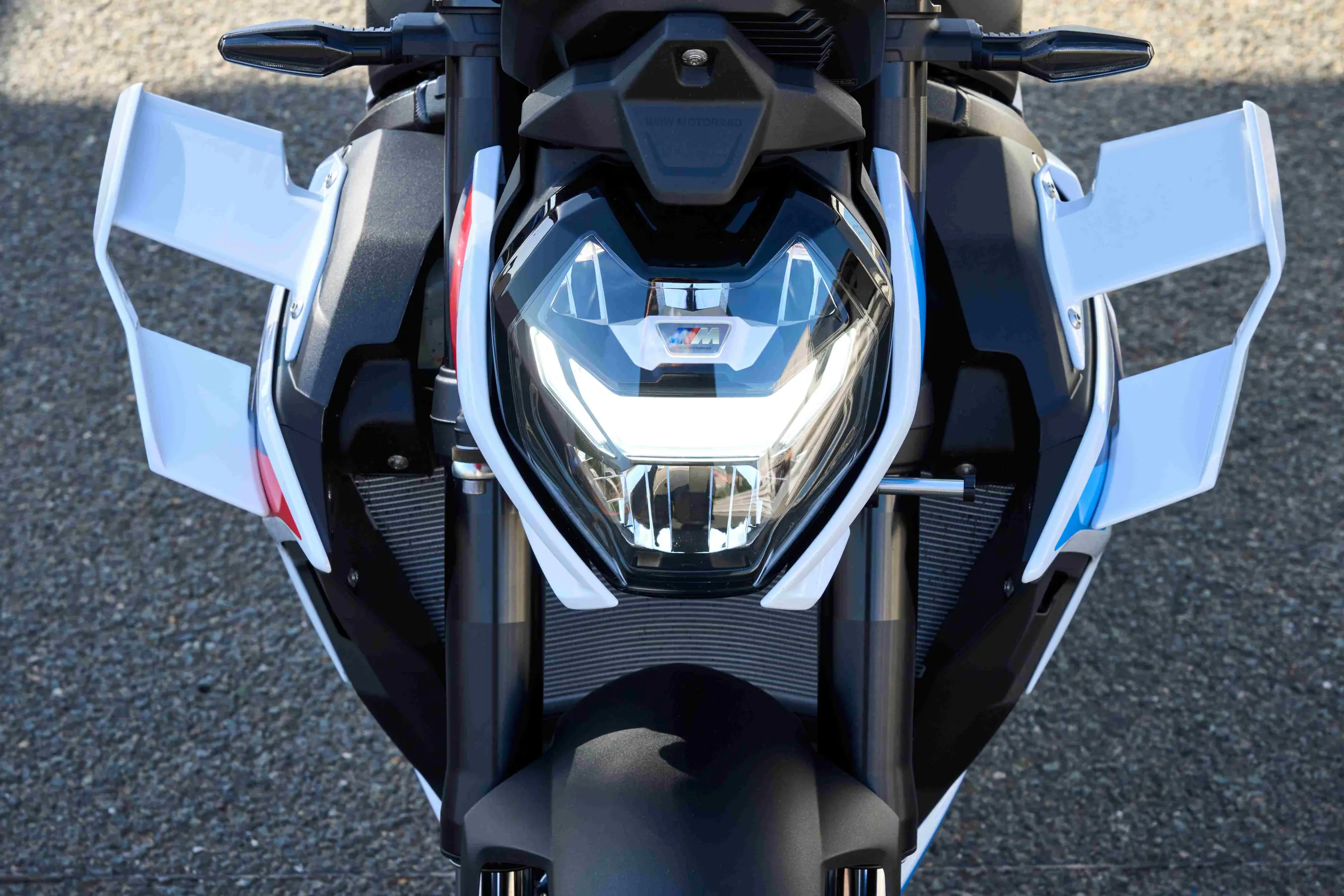 BMW M 1000 R - Het front met M winglets 