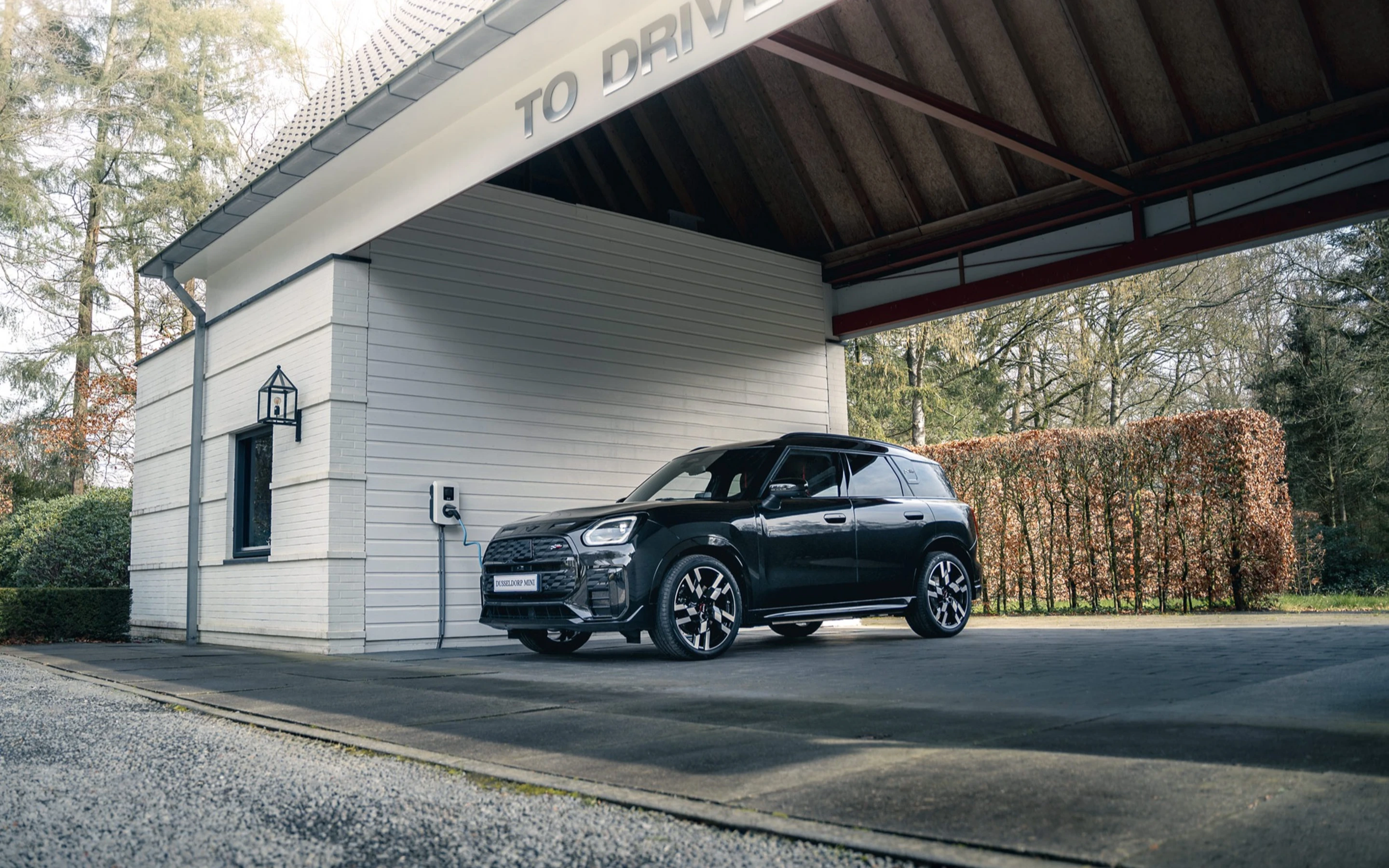 Het zijaanzicht van de MINI Countryman E