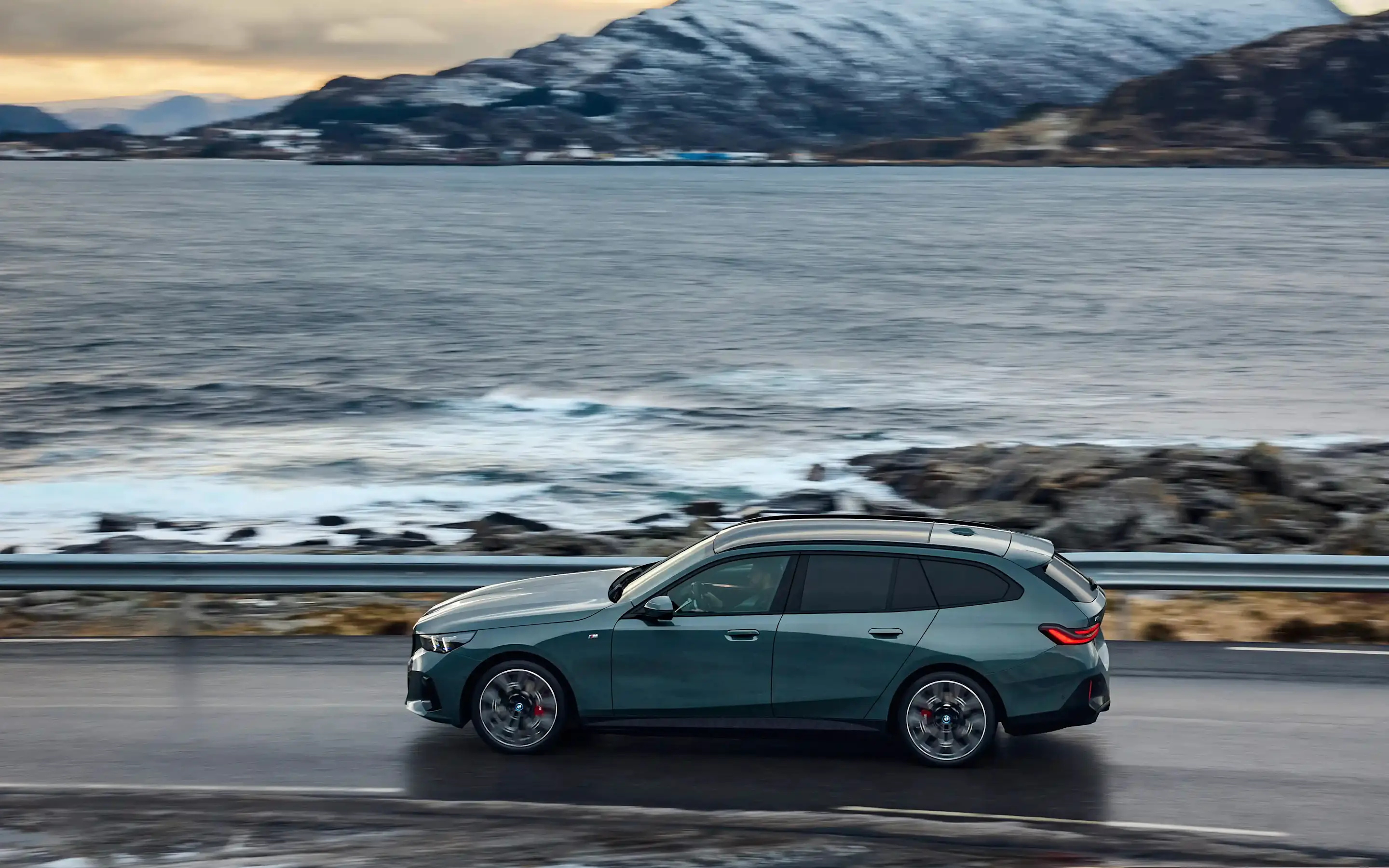 De zijkant van de BMW i5 Touring