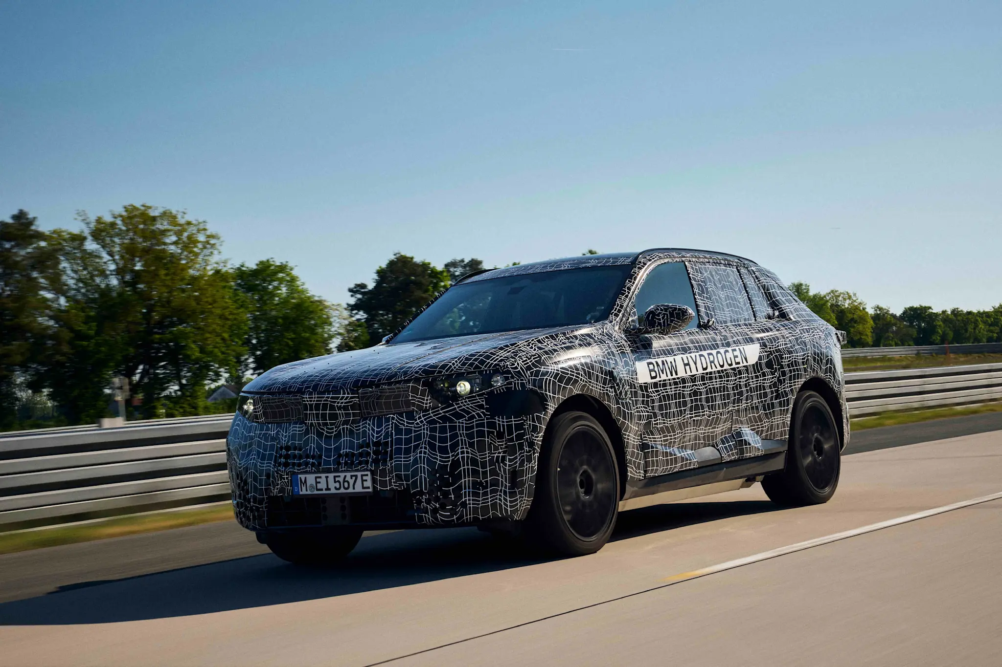 P90617818 highRes testing-the-new-bmw- 11zon