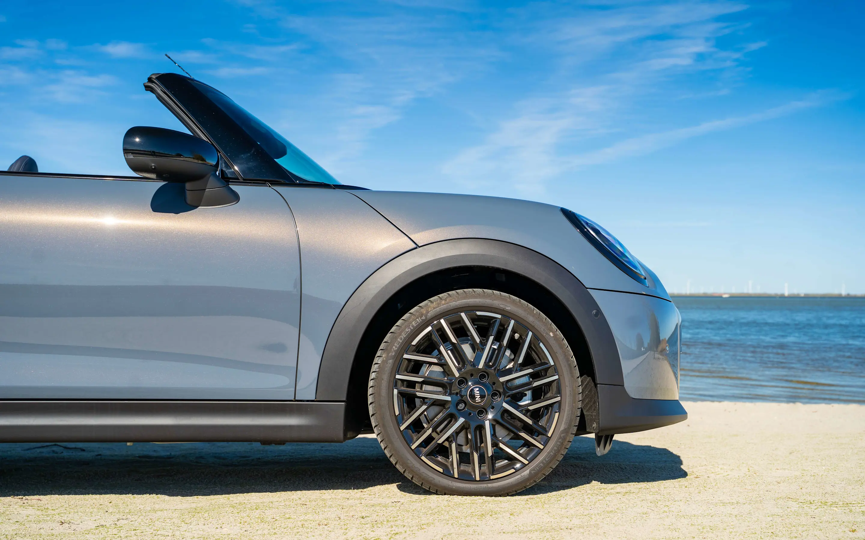 Het zijaanzicht van de MINI Cooper Cabrio