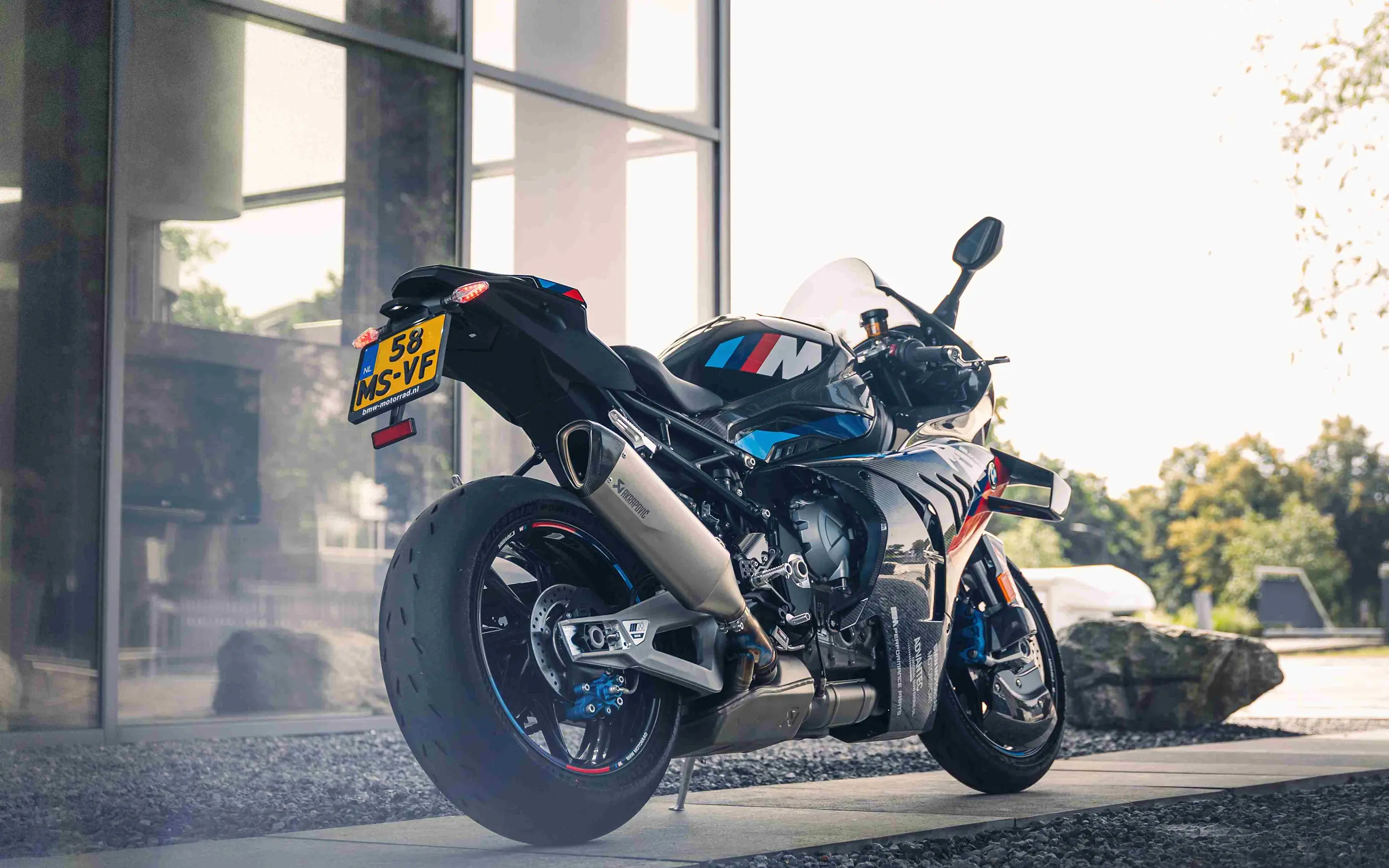 BMW M 1000 RR - achterkant