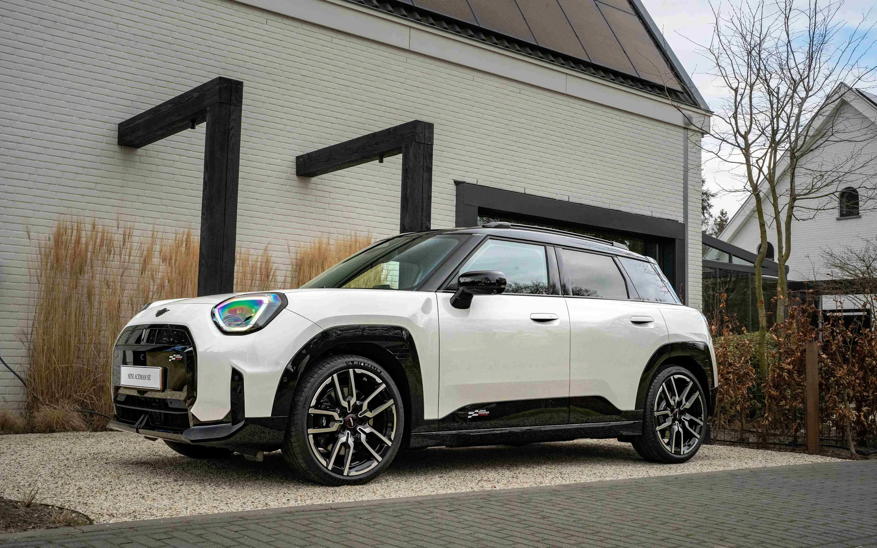 Het zijaanzicht van de MINI Aceman