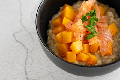 Nesaldi avižinė košė su moliūgu ir lašiša