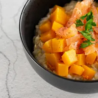 Nesaldi avižinė košė su moliūgu ir lašiša