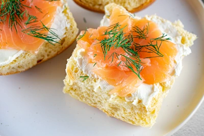 Brioche sumuštiniai su lašiša