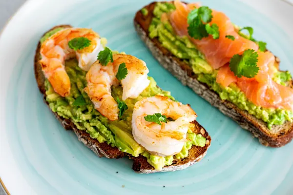 Sumuštiniai su avokadais ir krevetėmis (arba lašiša)