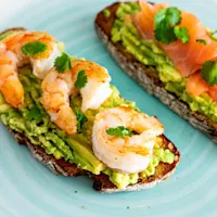 Sumuštiniai su avokadais ir krevetėmis