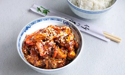 Fakeaway* aštri kiniška vištiena