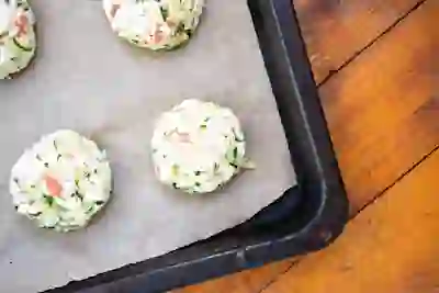 varskes-ir-cukinijos-kepsneliai-su-lasisa-orkaiteje