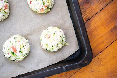 varskes-ir-cukinijos-kepsneliai-su-lasisa-orkaiteje