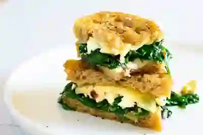 Karšti sumuštiniai su špinatais ir sūriu