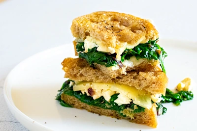 Karšti sumuštiniai su špinatais ir sūriu