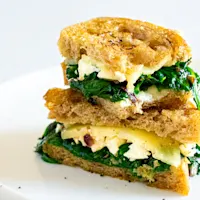 Karšti sumuštiniai su špinatais ir sūriu