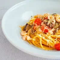 Makaronai su krevetėmis, pievagrybiais ir pomidorais