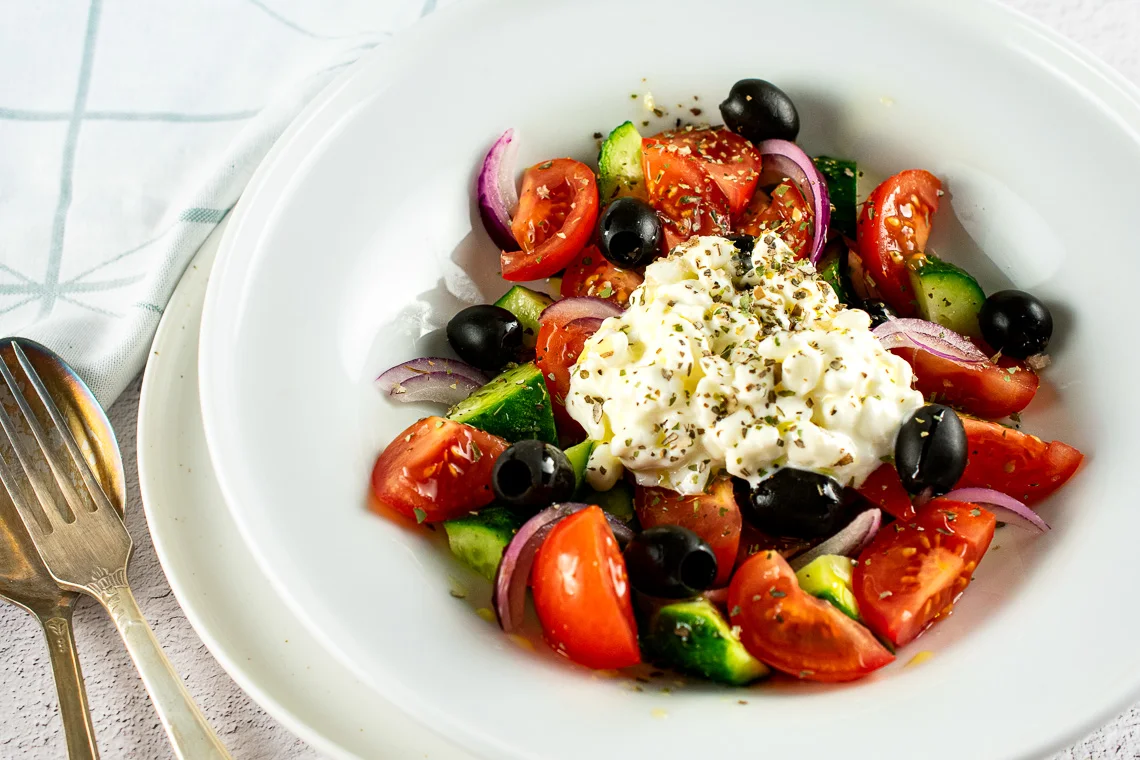 Graikiškos salotos su grūdėta varške