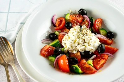 Graikiškos salotos su grūdėta varške