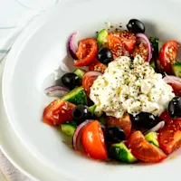 Graikiškos salotos su grūdėta varške