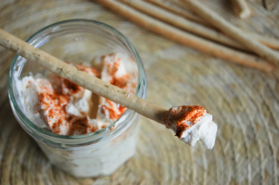 Aštri serbiška fetos sūrio užtepėlė Urnebes