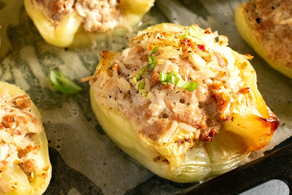 Kalakutiena ir ryžiais įdarytos paprikos orkaitėje