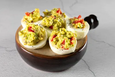 Įdaryti kiaušiniai su gvakamole