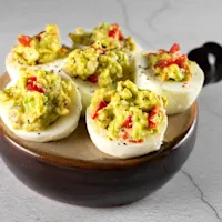 Įdaryti kiaušiniai su gvakamole