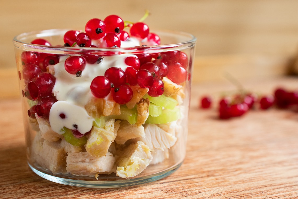 Vištienos salotos su raudonaisiais serbentais