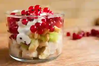 Vištienos salotos su raudonaisiais serbentais