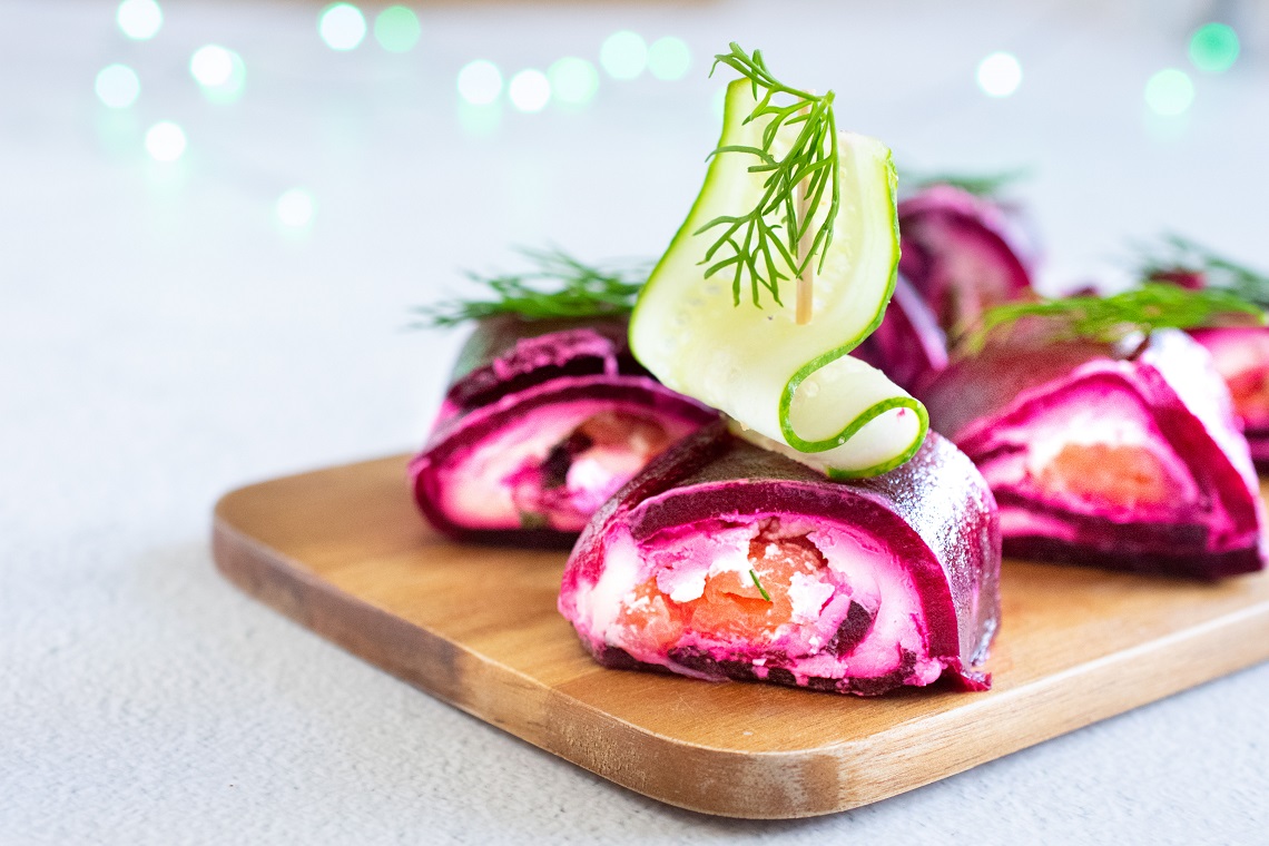 Burokėlių suktinukai su kreminiu sūriu ir lašiša