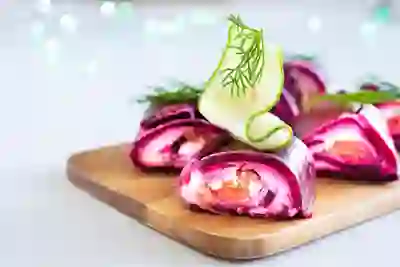 Burokėlių suktinukai su kreminiu sūriu ir lašiša