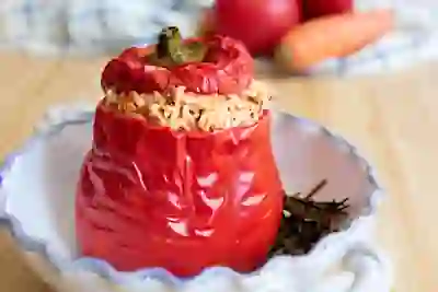 Ryžiais ir pomidorais įdarytos paprikos graikiškai Yemista