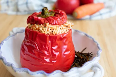 Ryžiais ir pomidorais įdarytos paprikos graikiškai Yemista