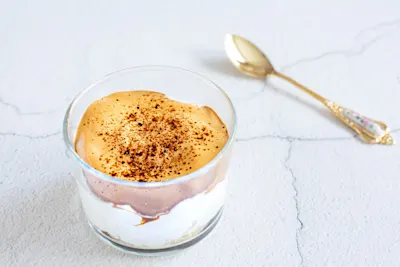 Dalgona sūrio pyragėlis stiklinėje