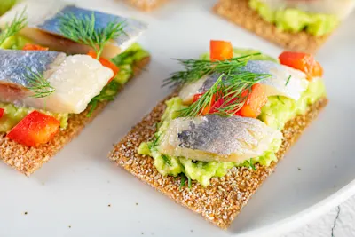 Silkės kąsneliai su avokadų kremu